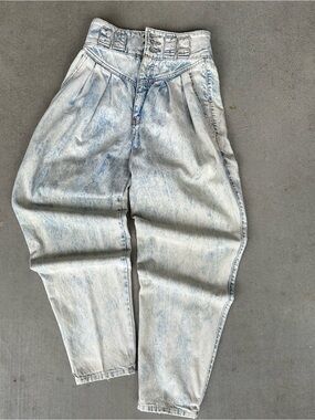 Joujou VTG 1980s High Waisted
Acid Wash Jeans 5/6 24in Inseam Waist